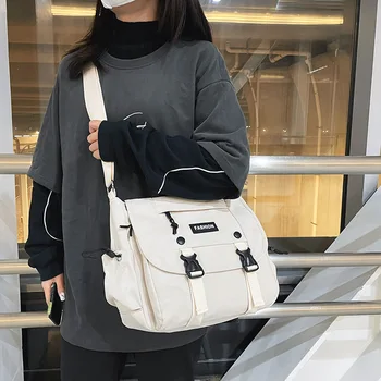 Корейската мода работна чанта INS в ретро стил, универсална ежедневна студентски чанта през рамо с голям капацитет, японската чанта през рамо в стил харадзюку Изображение