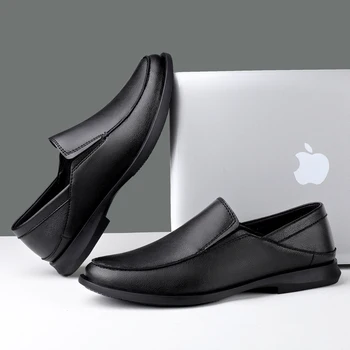 Нови класически мъжки лоферы, ежедневни обувки от естествена кожа, мъжки меки черни обувки без закопчалка на равна подметка, мъжки бизнес модел дишащи обувки с устната Изображение