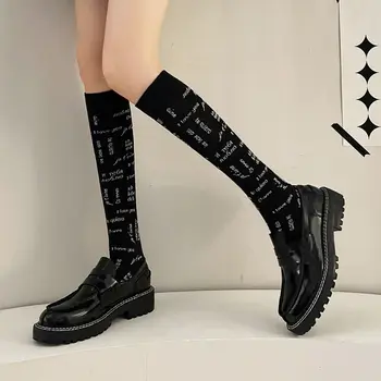 Корейски с нови модни дамски чорапи с английски букви, чорапи до средата на прасците, памучни дишащи INS, модни чорапи за момичета в стил харадзюку Изображение