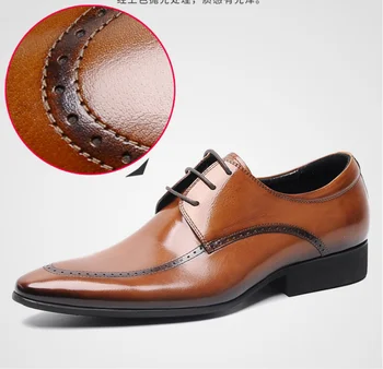 кожени обувки с остри пръсти, модни обувки с дърворезба от Парченцата, завязывающийся първият слой на кожата, бизнес модела обувки с мека подметка Изображение